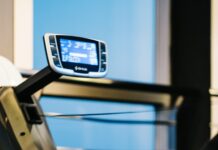 체중 감량을 위한 유산소 운동과 근력 운동의 조화 person on gym equipment exercising