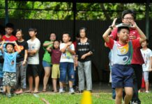 전국 244개 가족센터서 ‘가정의 달’ 체험프로그램 운영 boy holding book on his head