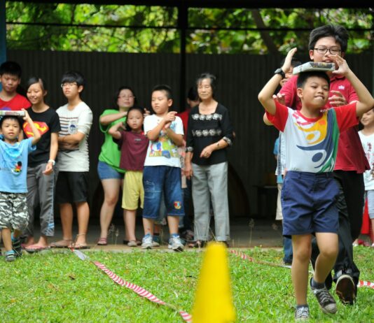전국 244개 가족센터서 ‘가정의 달’ 체험프로그램 운영 boy holding book on his head
