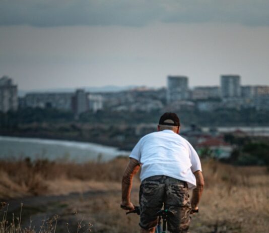 건강과 체형을 동시에: 가을철 운동과 다이어트의 실천법 man driving the bicycle