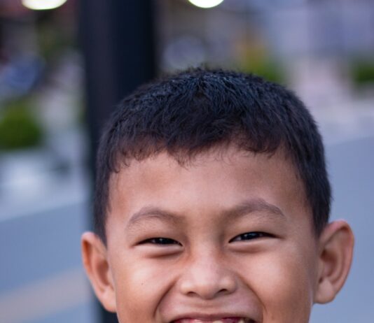 자녀의 치아 건강, 이렇게 지키세요! boy in blue and yellow crew neck shirt smiling