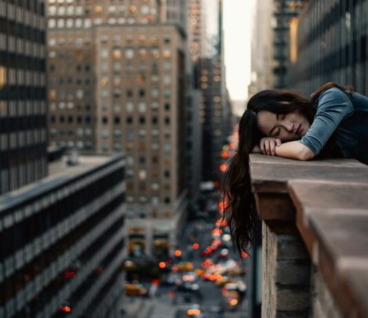 정신적 휴식: 일상 속에서 찾는 쉼표 woman leaning on top building rail during daytime