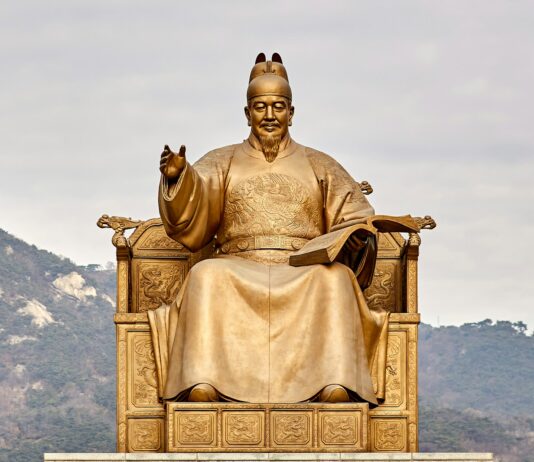 ‘세종과 하루’ 보내고 싶다면…627돌 ‘세종대왕 나신 날’ 행사 개최 gold statue of man sitting on throne
