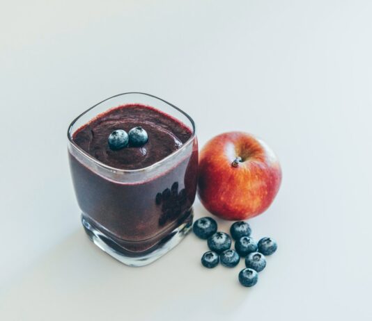 장기적인 건강을 위한 체중 관리 방법 red apple on white surface