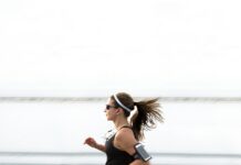 유산소 운동의 중요성: 심혈관 건강을 지키기 woman running wearing armband