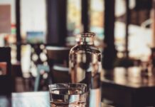 신체 에너지를 극대화하는 자연식과 운동의 조화 clear drinking glass on table