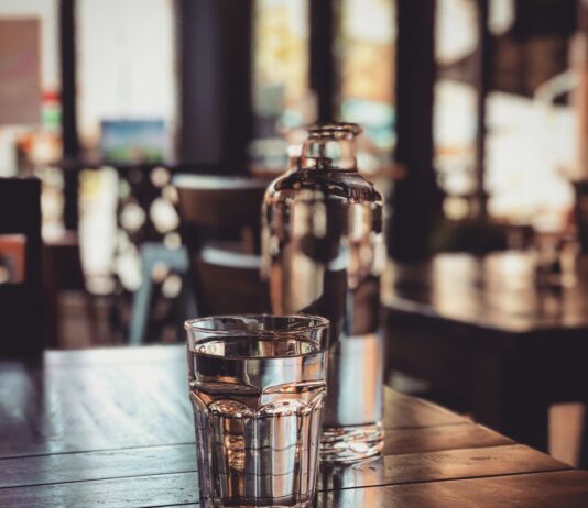 신체 에너지를 극대화하는 자연식과 운동의 조화 clear drinking glass on table