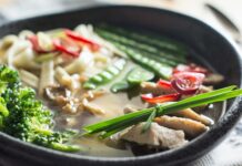 따뜻한 국물 요리의 건강 효과 vegetable soup with beans and lemon grass