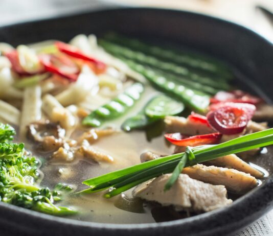 따뜻한 국물 요리의 건강 효과 vegetable soup with beans and lemon grass