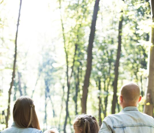 추운 계절, 가족과 함께하는 건강한 생활법 man and woman holding hands together with boy and girl looking at green trees during day