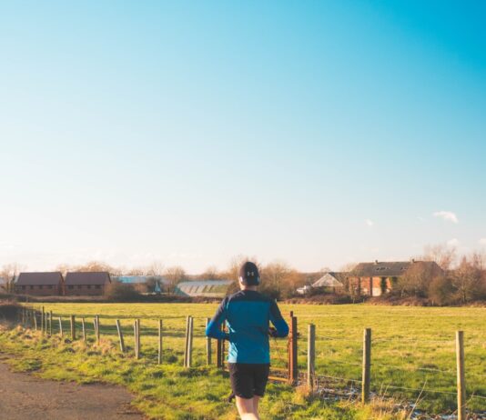 면역력 저하를 막기 위한 일상 속 가벼운 운동법 woman in blue jacket walking on gray asphalt road during daytime