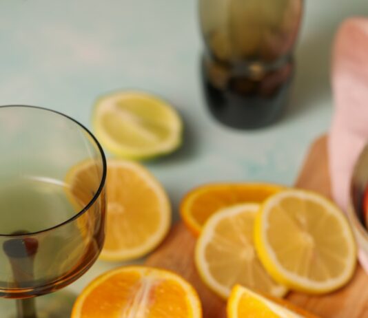 면역력을 강화하는 겨울철 영양소 추천 grapefruit, lime, and orange slices on a cutting board