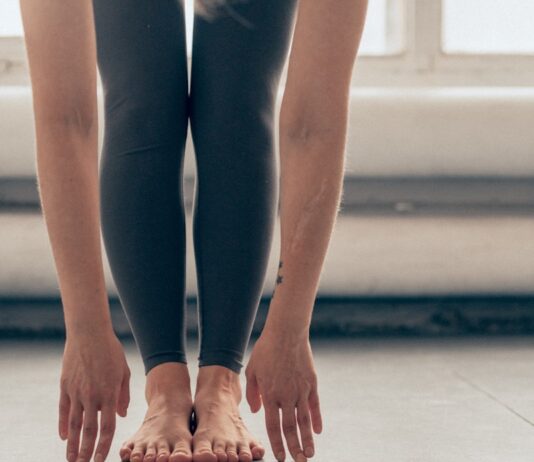 운동을 통해 예방하는 만성 질병과 면역력 관리 a pair of legs and feet