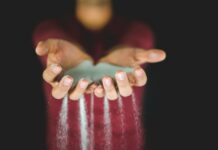 지친 일상, 혹시 나도 번아웃 증후군? person holding blue sand