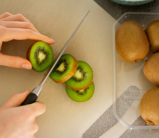 면역력 증진을 위한 식단과 운동 green apple fruit on white table