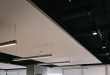 건강한 생활 패턴이 직장인에게 미치는 긍정적 영향 people inside office