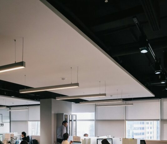 건강한 생활 패턴이 직장인에게 미치는 긍정적 영향 people inside office