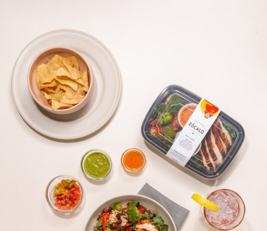 건강한 라이프스타일을 위한 다이어트와 운동 white ceramic plate with food on white table