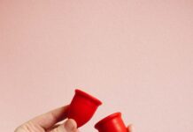 생리 주기가 들쭉날쭉해졌다? person holding red heart shape ornament