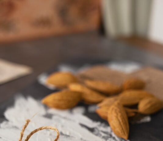 탄수화물을 대체하는 저탄수화물 식단 brown cookies on white paper