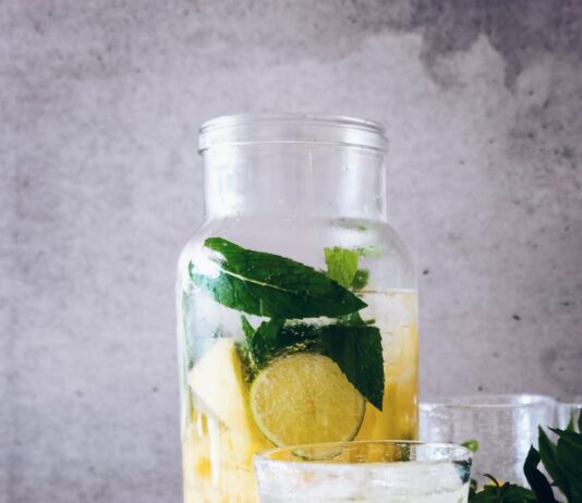 일상 속 작은변화로 건강챙기기 clear glass jar filled with lemonade juice