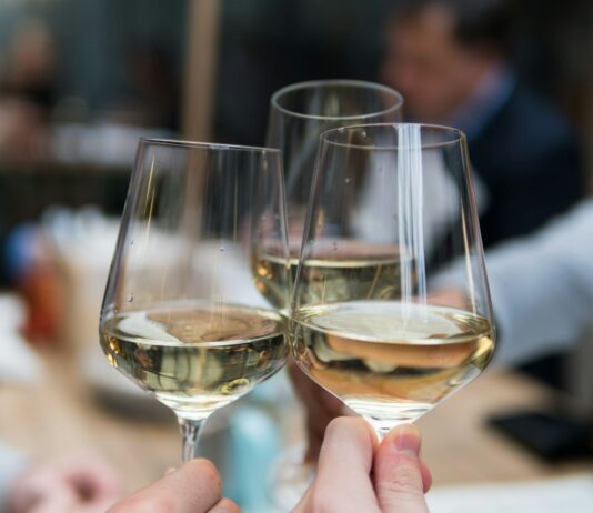 2030세대의 ‘건강한 음주’ 열풍…로우알콜·무알콜 주류 주목 three people having a toast using three clear crystal wine glasses