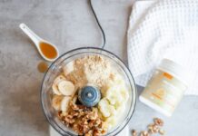 고기 없이도 단백질 충분한 하루 식단 a blender filled with ingredients to make a smoothie