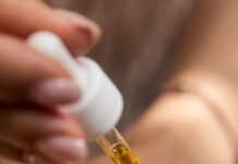 “화장품 바를수록 더 건조해요”… 기초제품이 오히려 수분을 빼앗는 이유 person holding dropper