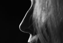 “하루 종일 입이 마르고 끈적해요”…초여름 ‘구강 건조’의 복병 grayscale photo of woman kissing mans cheek