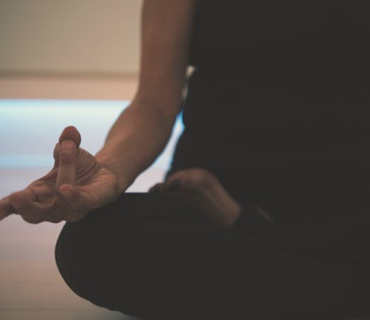 대체요법, 현대인의 건강관리 새로운 선택지가 되다 person doing yoga on floor