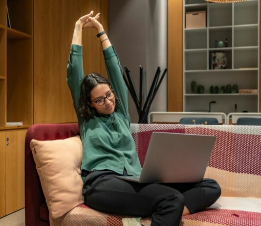 직장인 건강, 바쁜 일상 속에서도 챙길 수 있다 a woman sitting on a couch using a laptop