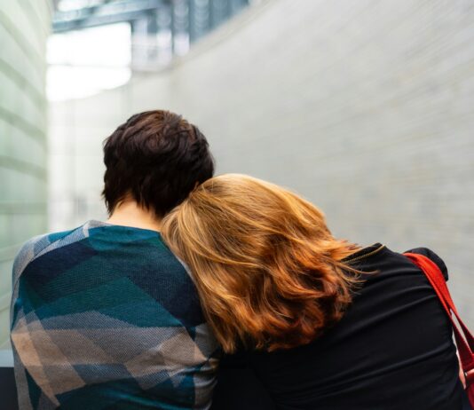 정신건강, 건강한 삶의 첫걸음 a woman rests her head on another person's shoulder
