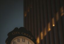 내 몸의 ‘리셋 버튼’, 잃어버린 생체리듬을 되찾는 법 a clock on a pole in front of a building