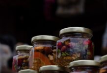 직장인 건강, 작은 습관이 큰 변화를 만든다 a bunch of jars filled with different types of food
