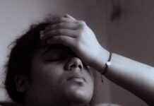 만성피로, 단순한 피로 이상의 신호일 수 있다 a black and white photo of a woman sitting on a couch