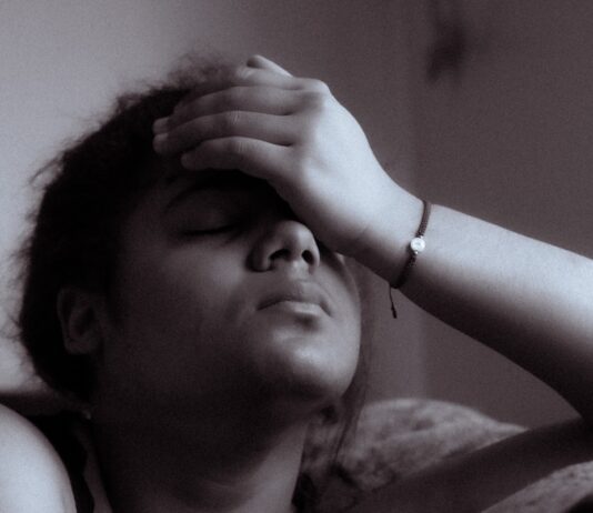만성피로, 단순한 피로 이상의 신호일 수 있다 a black and white photo of a woman sitting on a couch
