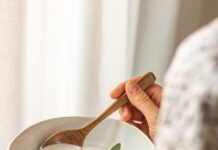 개인 맞춤형 식단 열풍…“나만의 건강 레시피가 필요하다” person holding white ceramic bowl with food