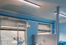 AI, 건강 관리의 새로운 지평을 열다 a room with medical equipment