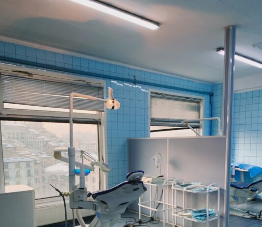 AI, 건강 관리의 새로운 지평을 열다 a room with medical equipment