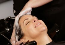 내 머릿결을 건강하게, ‘헤어 루틴’에 주목하는 실천법 A woman enjoys a hair wash at a salon.