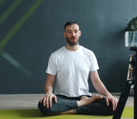 여성 건강, 작은 변화에서 시작…실생활 속 건강 루틴 주목 Man meditating on yoga mat recording with phone.
