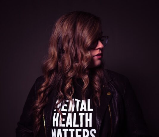 건강한 헤어 라이프, 최신 트렌드 따라 실천하는 머릿결 관리법 text