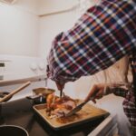 집밥과 식단 기록으로 건강 지키기…일상 속 실천법 관심 a person cutting a turkey on a cutting board