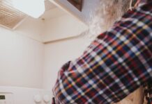 집밥과 식단 기록으로 건강 지키기…일상 속 실천법 관심 a person cutting a turkey on a cutting board