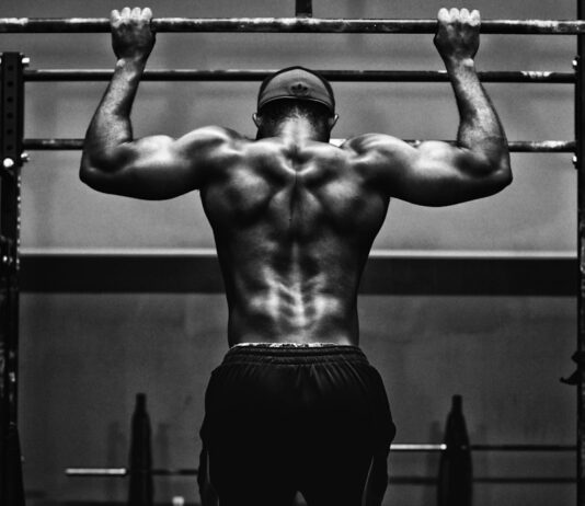 “나잇살인 줄 알았는데 질병이었다”… 당신의 생존 저축 ‘근육’이 녹고 있다 grayscale photo of man working out