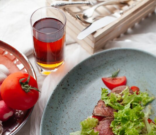 한 그릇 식사가 대세… 건강을 챙기는 생활 식단법 meat with sliced vegetables on plate