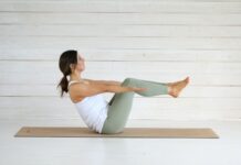 필라테스, 바쁜 일상 속 건강을 지키는 새로운 루틴으로 주목 Woman doing yoga boat pose on mat