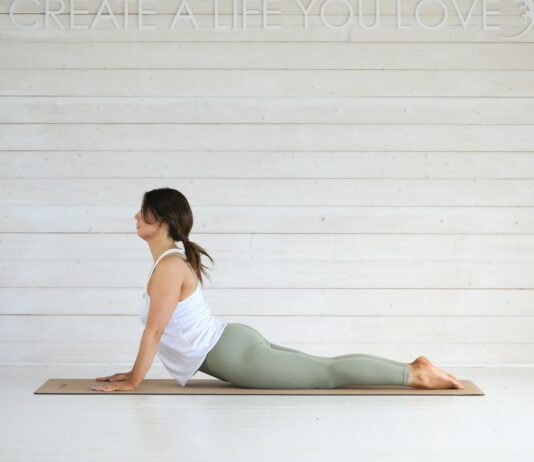 생리 주기와 운동: “그날에도 필라테스 해도 될까?” 여성 호르몬 주기에 맞춘 최적의 운동 가이드 Woman doing cobra pose on yoga mat