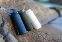 만성피로, ‘내 일상 리부트’가 해답… 작은 변화로 활력 되찾기 black and white plastic containers on brown sand
