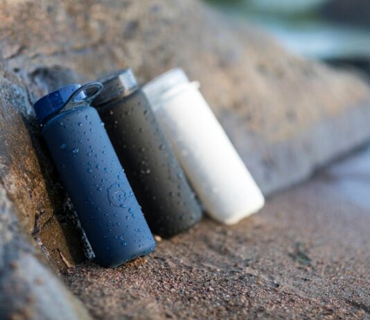 만성피로, ‘내 일상 리부트’가 해답… 작은 변화로 활력 되찾기 black and white plastic containers on brown sand
